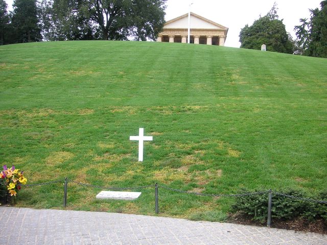 17-2005-Arlington-hrob-RFK.JPG