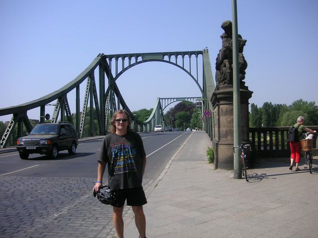 32-2009-Berlin-Glienickebruecke-tady-menili-zajatce.JPG